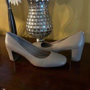 🔥Don Pliner Taupe Pump with Block Heel Mirrored inside heel Size:8 1/2 M  Nice